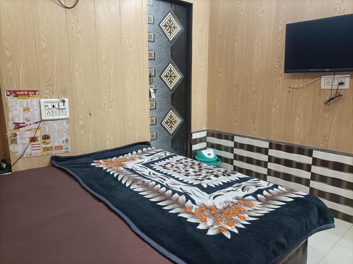 Yamnotri Dham Hotel Vrindávan Kültér fotó