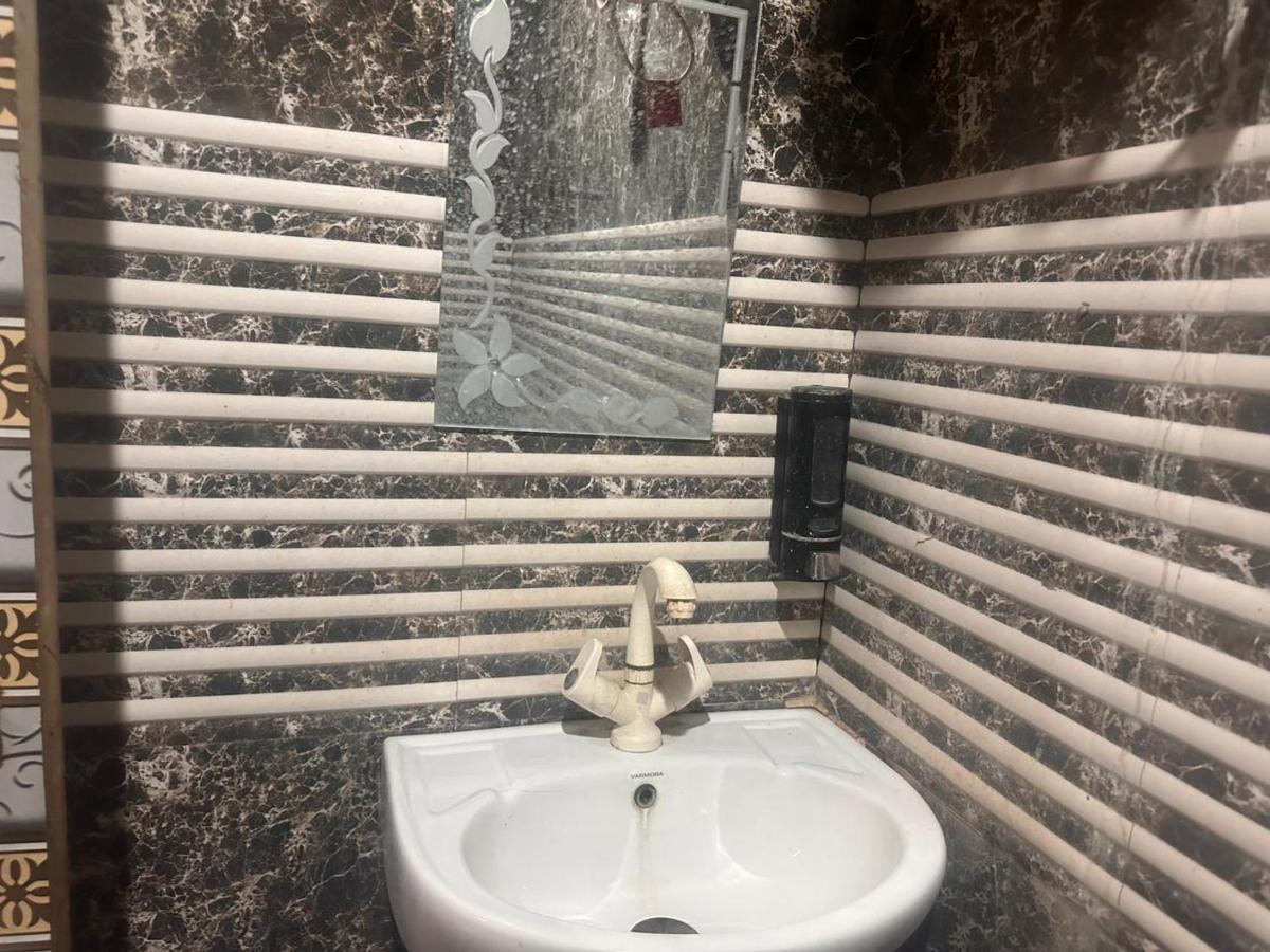 Yamnotri Dham Hotel Vrindávan Kültér fotó